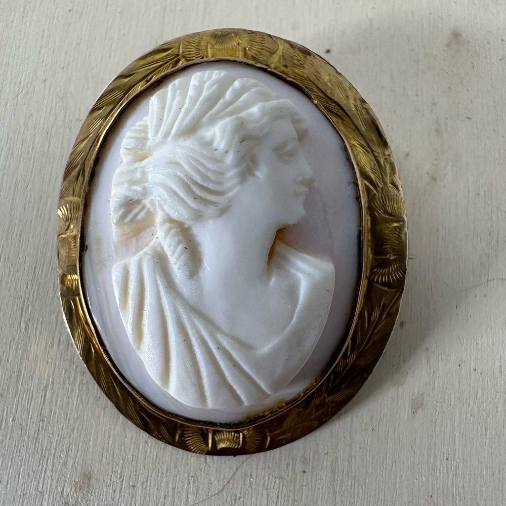 Antique 10k Gold Carved Shell Cameo Brooch